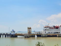 Menjelang Lebaran Pelabuhan Roro Selat beliah Kundur dipadati Penumpang.