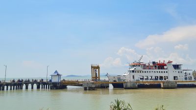 Menjelang Lebaran Pelabuhan Roro Selat beliah Kundur dipadati Penumpang.