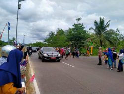 Sejumlah Warga Tanjungpinang dan Bintan Ramai Berdiri di Pinggir Jalan Menunggu Jokowi Lewat