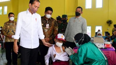 Presiden Jokowi Didampingi Gubernur Ansar Tinjau Vaksinasi Booster di Kabupaten Bintan