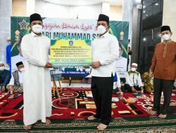 Gubernur Ansar Serahkan Bantuan Untuk Masjid Al Uswah Tanjungpinang Rp920 Juta