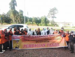 Forum pemberdayaan perempuan indonesia kota batam bersama Relawan Boby alexander siregar berbagi makanan berbuka puasa kepada pengendara