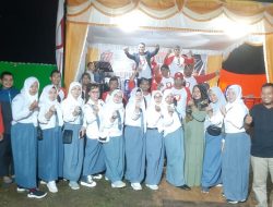 Dengan Berseragam SMA Dan Merah Putih Panitia HUT RI Ke-77 RT 02 Dan RT 04 Perumahan Bunga Raya Gelar Malam Hiburan