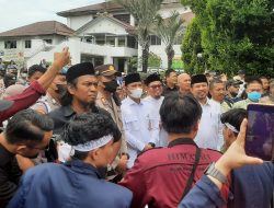 Aliansi Mahasiswa Dan Federasi Buruh Gerudug Kantor DPRD Kota Batam