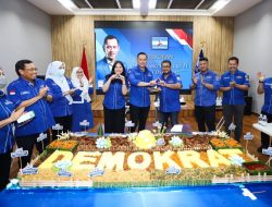 AHY Potong Tumpeng Rayakan HUT Ke-21 Partai Demokrat