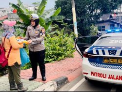 Polwan Sat PJR Ditlantas Polda Kepri Lakukan Patroli Humanis Dan Pemberian Bansos