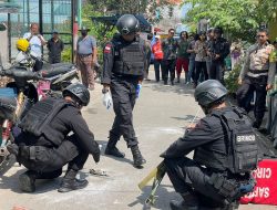 Tim Jibom Sat Brimob Polda Kepri Lakukan Olah TKP Terhadap Benda Asing Jatuh Dari Udara