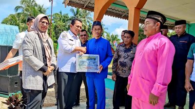 Gubernur Kepri Ansar Serahkan Bantuan Perikanan di Desa Pekaka Lingga Senilai Rp2,648 miliar