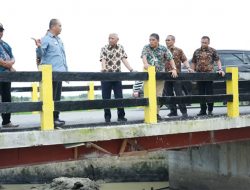 Tinjau Jembatan di Rawang Panca Arga, Bupati Minta Masyarakat Jaga Hasil Pembangunan