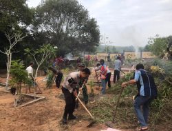 Bhabinkamtibmas Toapaya Bersama Pemerintah Desa dan Warga Gotong Royong Bersihkan TPU
