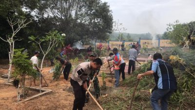 Bhabinkamtibmas Toapaya Bersama Pemerintah Desa dan Warga Gotong Royong Bersihkan TPU