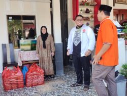 DPD PKS Tanjungpinang Bagikan Ratusan Takjil Hingga ke Rumah-rumah