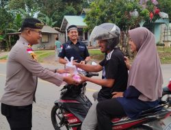 Polsek Gunung Kijang Bagikan Takjil Kepada Masyarakat
