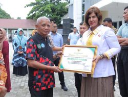 Bupati Asahan dan Wakil Bupati Asahan Serahkan Bukti Kepesertaan BPJS PBI APBD