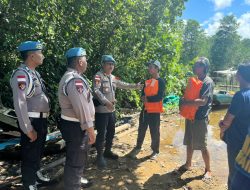 Peduli Keselamatan, Propam Polres Bintan Bagikan Life Jacket Kepada Nelayan