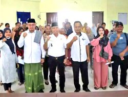 Asisten Ekbang Serahkan Buku Tabungan Dana Pinjaman Bergulir