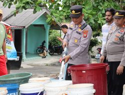 Tanggapi Keluhan Kekeringan Saat Jumat Curhat, Kapolsek Tanjungpinang Timur Melaksanakan Pembagian Air Bersih Kepada Masyarakat