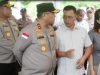 Kapolda Kepri dan Bupati Anambas Salurkan Bansos di Tarempa Timur