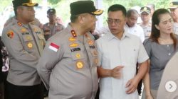Kapolda Kepri dan Bupati Anambas Salurkan Bansos di Tarempa Timur
